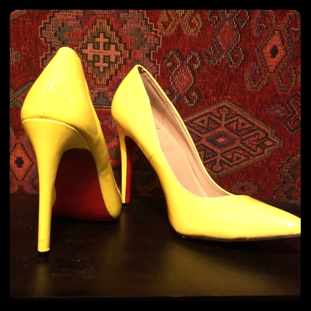 Daring Yellow pumps